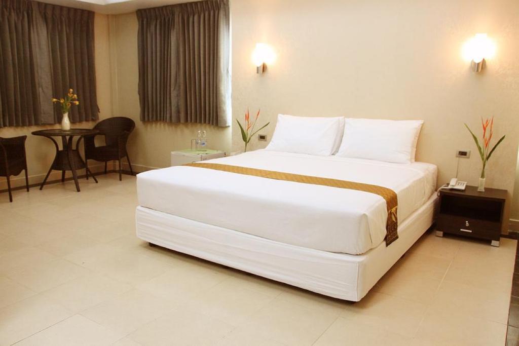 Visiting Card Hotel & Resort Бангкок Екстер'єр фото