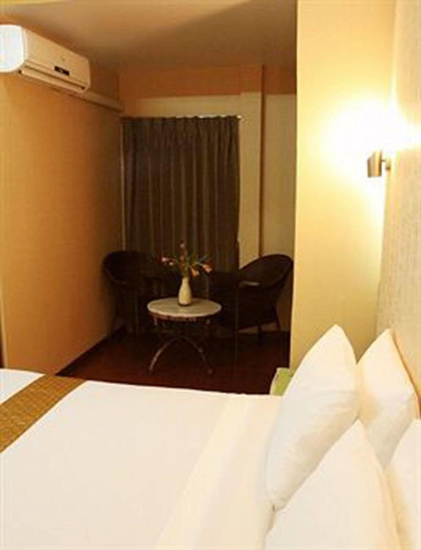 Visiting Card Hotel & Resort Бангкок Екстер'єр фото