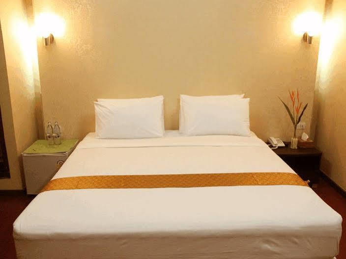 Visiting Card Hotel & Resort Бангкок Екстер'єр фото